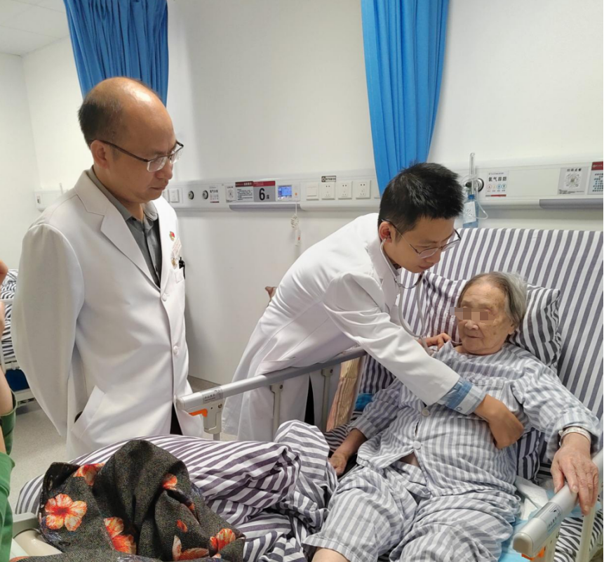 百岁老人突发心梗入院 | 老虎机app
紧急救援助患者转危为安