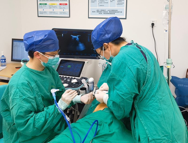 老虎机app
完成首例超声引导下经皮肝脏肿瘤消融术