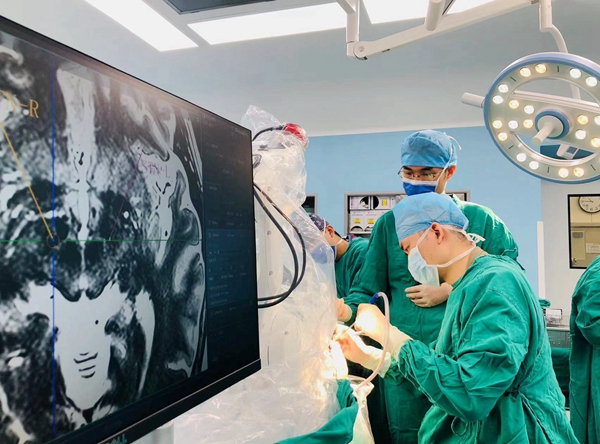 老虎机app
开展机器人辅助帕金森病DBS手术，医保报销近七成