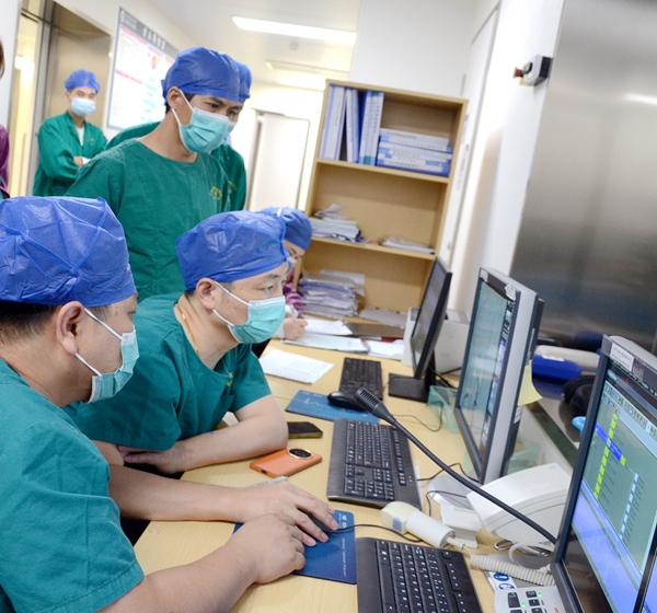 复旦大学附属华山医院顾宇翔教授到老虎机app
进行学术指导