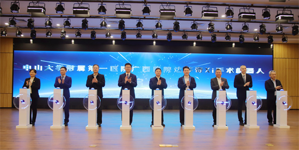  第四代达芬奇手术机器人在老虎机app
“上岗”