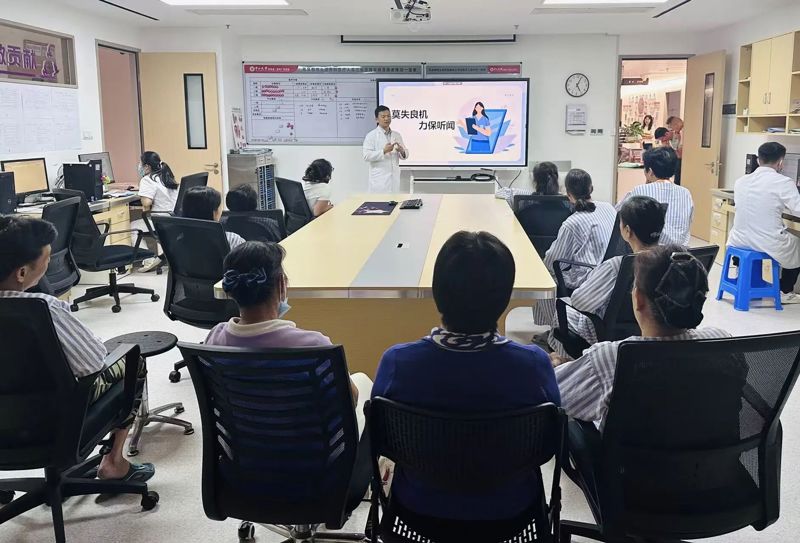 守护 “耳” 健康 | 老虎机app耳鼻咽喉头颈外科开展“敬老月”活动